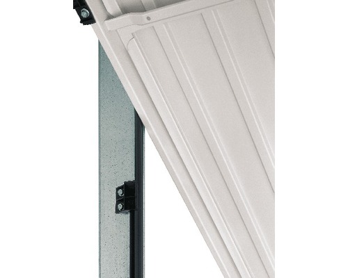 Detailansicht einer Garagentür mit Beschlägen