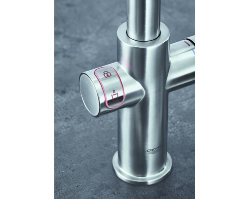 Grohe Logo auf Küchenarmatur mit Sperrfunktion und Heißwassersymbol