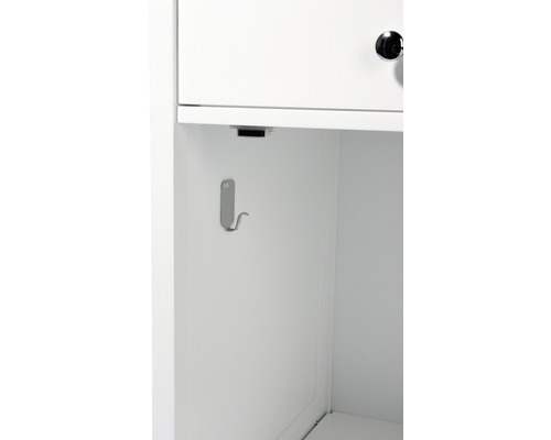 Detailansicht eines weißen Badezimmerschranks mit einem Haken an der Innenseite der Tür