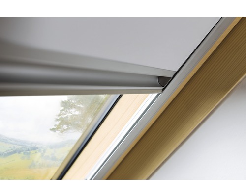 Nahaufnahme eines Dachfensters mit Rollos zur Verdunkelung.