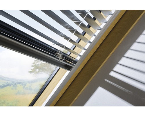 Dachfenster mit Jalousie zur Lichtregulierung