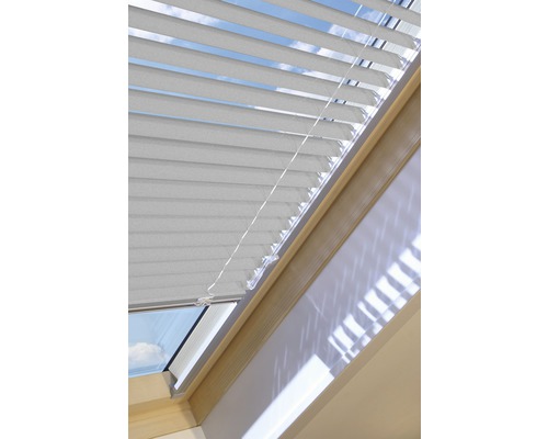 Dachfensterjalousie zur Lichtregulierung und Beschattung