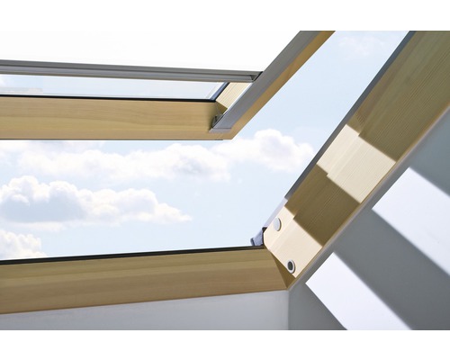 Geöffnetes Dachfenster aus Holz mit Blick auf den Himmel