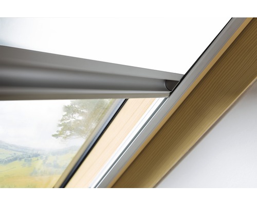 Nahaufnahme eines Dachfensters mit Sonnenschutz