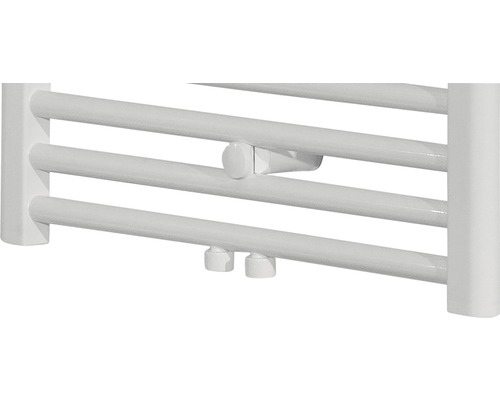 Detailansicht eines Heizkörpers mit horizontalen Heizrohren