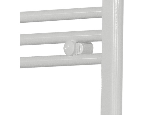 Detailaufnahme eines weißen Handtuchwärmers mit Wandhalterung