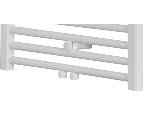 Detailansicht eines weißen Handtuchwärmers mit Heizkörperanschluss