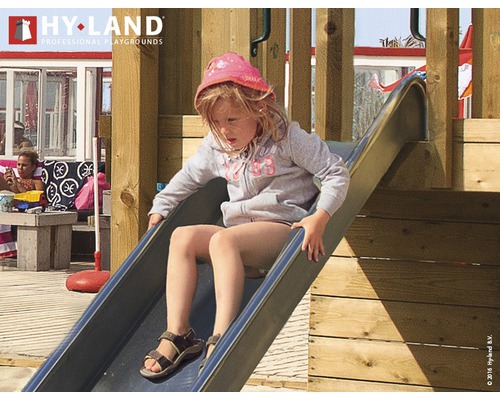 Kind rutscht auf einer Kinderrutsche eines Spielplatzes von Hy-Land.