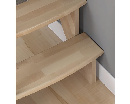 Detailaufnahme von zwei hellen Holztreppenstufen.