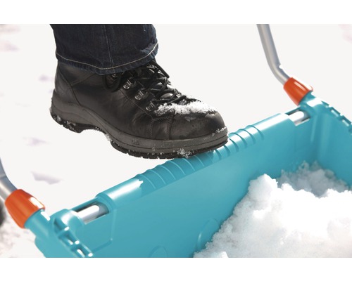 Schuh auf einer Schneeschaufel