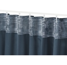 Gardine mit Musteraufdruck und Gardinenröllchen an einer Gardinenschiene