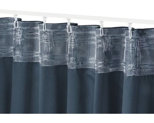Gardine mit Musteraufdruck und Gardinenröllchen an einer Gardinenschiene