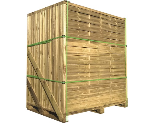 Holzzaun auf Palette für den Transport verpackt
