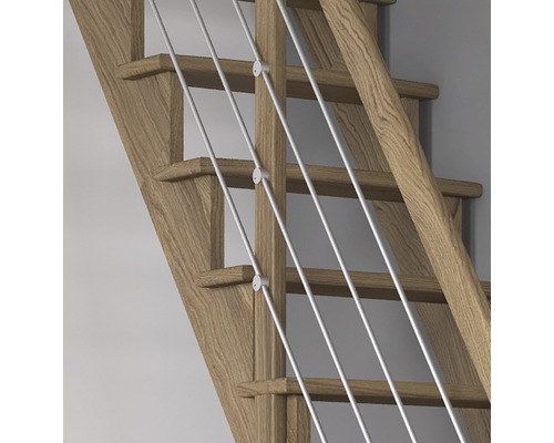 Detailansicht einer Treppe mit Holzstufen und Geländer mit Edelstahlseilen