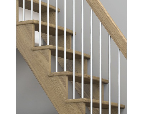 Treppe mit Holzstufen und Metallgeländer
