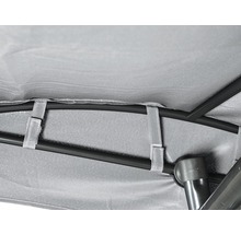 Detailaufnahme des Baldachins einer Schaukel mit Befestigungsbändern.