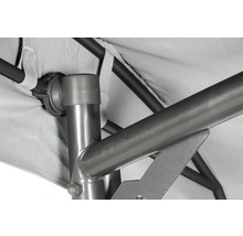 Detailaufnahme des Metallgestells eines Sonnenschirms mit Befestigungselementen