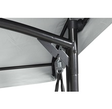 Detailansicht einer Gartenschaukel mit Metallrahmen und Textilbespannung