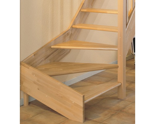 Holztreppe mit Stufen und Geländer