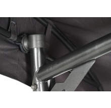 Detailansicht des Metallgestells und des Sonnenschirms