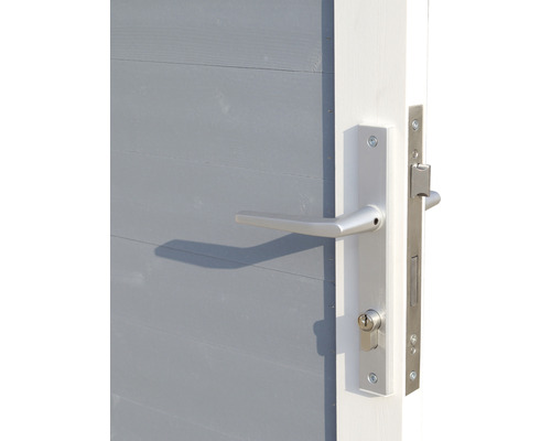 Detailansicht einer Gartentür mit silberfarbenem Türgriff und Schloss