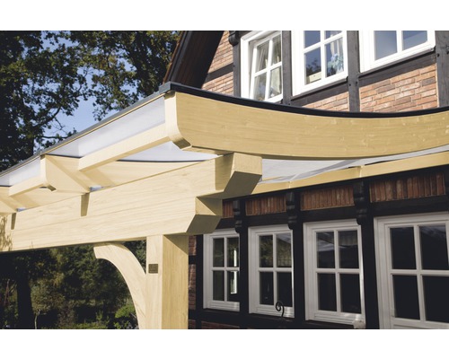 Holzpergola an einem Haus mit Fachwerkmauerwerk
