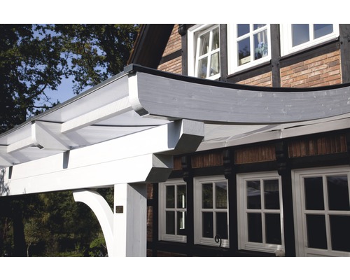 Detailansicht einer Holzpergola an einem Gebäude mit Ziegelmauerwerk