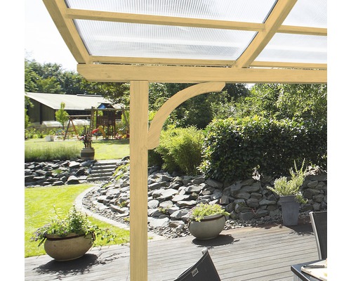 Detailansicht einer Holzpergola mit durchsichtigem Dach in einem Garten