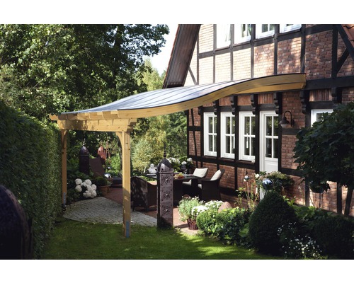 Holzcarport mit gewelltem Metalldach und Sitzbereich im Garten