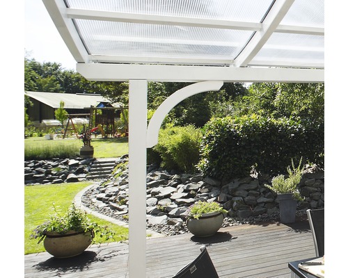 Terrassenüberdachung mit transparenten Elementen und Gartenansicht