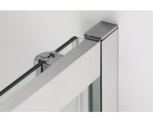 Detailansicht einer Duschkabine mit Rahmen und Glaselementen