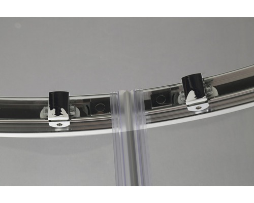 Detailansicht einer Duschkabine mit Schiebetür und Rollenführung