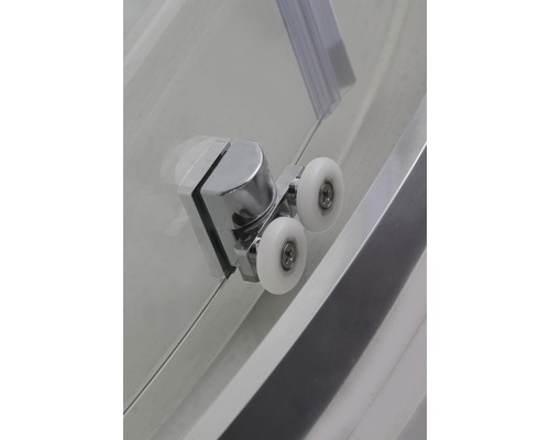 Detailansicht der Rollen einer Duschkabine