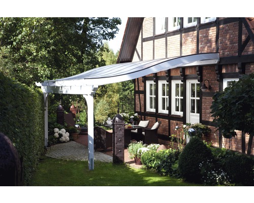 Überdachte Terrasse mit Gartenmöbeln und bepflanztem Garten