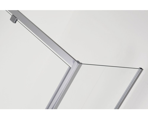 Detailansicht einer Duschkabine mit Rahmen und Glas