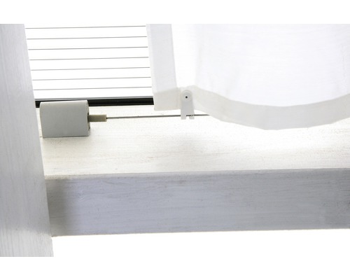 Detailansicht eines Fensters mit Gardinenbefestigung