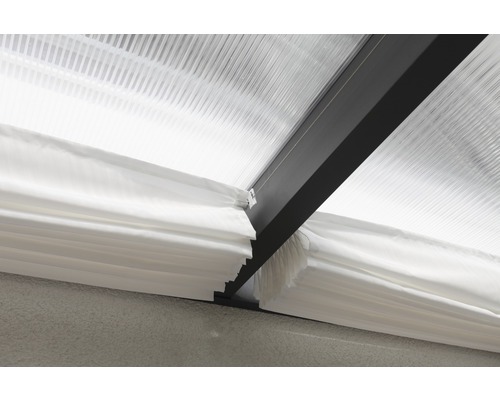 Detailansicht einer Terrassenüberdachung mit Beschattungssystem