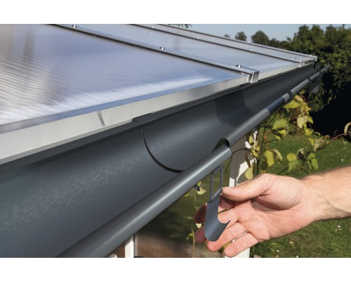 Installation einer Dachrinne aus Metall an einem Dach