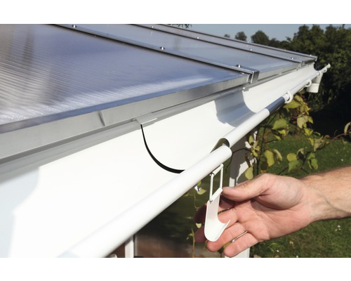 Installation einer Dachrinne an einem transparenten Dach