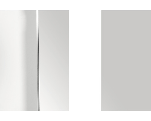 Detailansicht einer Duschkabine mit transparenten Scheiben und silberfarbenen Beschlägen