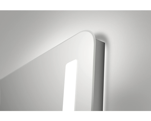 Detailansicht eines beleuchteten Spiegels mit abgerundeten Kanten