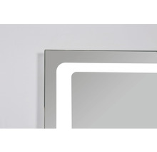 Detailaufnahme eines Spiegels mit LED-Beleuchtung