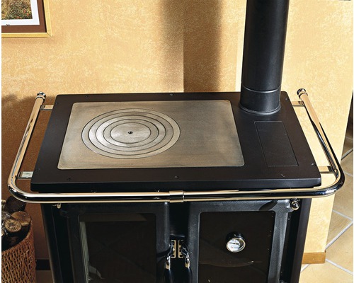 Detailansicht eines schwarzen Küchenherds mit Kochfeld und Reling