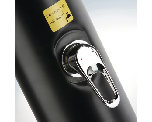 Detail einer Außendusche mit Mischbatterie und Warnhinweis vor heißem Wasser