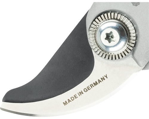 Detailaufnahme einer Gartenschere mit der Aufschrift Hergestellt in Deutschland.