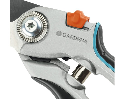 Detailaufnahme einer Gartenschere mit Gardena Logo.