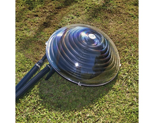 Solarabsorber zur Schwimmbadheizung auf Rasen