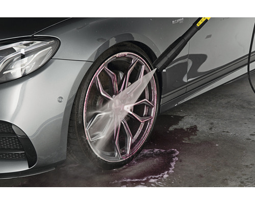 Reinigung eines Autorades mit einem Hochdruckreiniger.