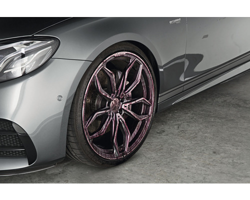 Detailansicht eines grauen Autos mit Felge