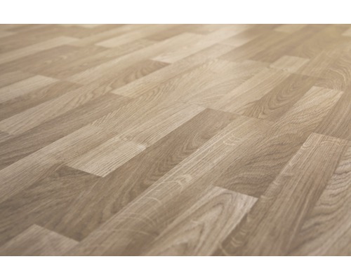 Verlegtes Laminat im Fischgrätmuster.